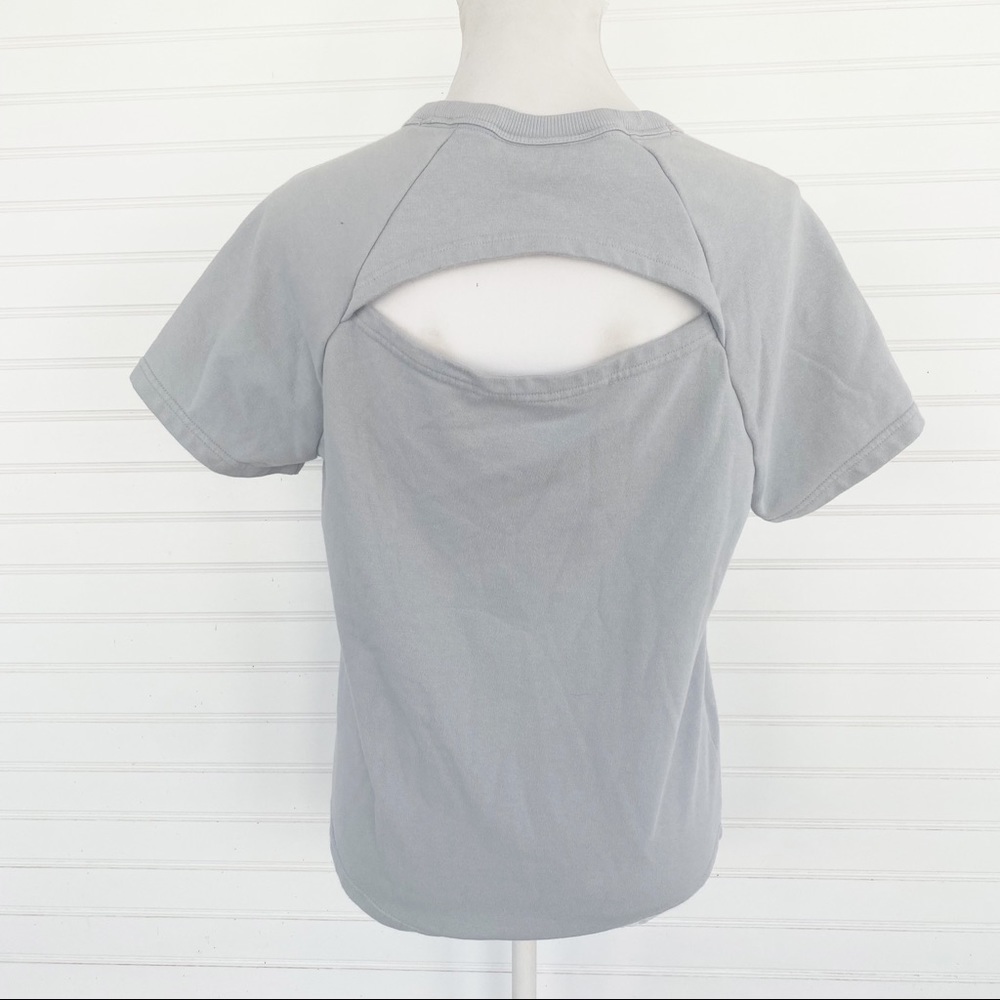 Under Armour Short Sleeve Cutout Back Sweatshirt Size Medium Gray Athleisure